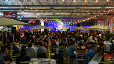Programação do Fenac Festival Beer & Food 3 Grande público sentado no entorno de mesas na FENAC