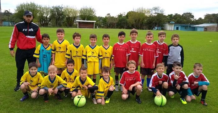 Copa de futebol de campo infantil em Salvador do Sul