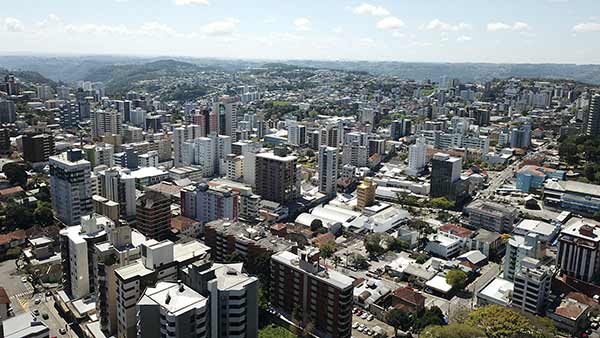Bento Gonçalves suspende feiras e retira bancos de praças 1 Bento Gonçalves foto aérea