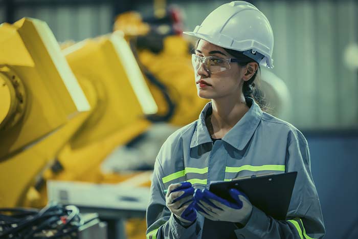 Engenheiro robotico monitora e analisa a eficiencia para produtividade e economia Foto por SpaceOak