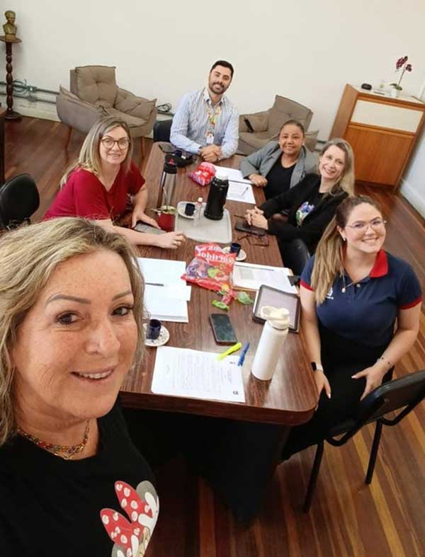 Volta às aulas no RS: 700 mil alunos retornam à escola 3 Diretora Rosangela de Castro Ranchinhas em reuniao sobre obras na instituicao