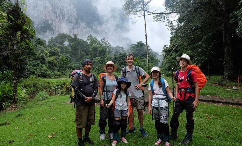 Familia Barrier e guia na Trilha dos Cacadores de Cabeca Credito Divulgacao