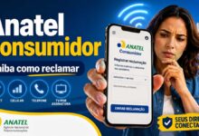 Consumidora usa celular para registrar reclamação na plataforma Anatel Consumidor sobre serviços de telecomunicações.