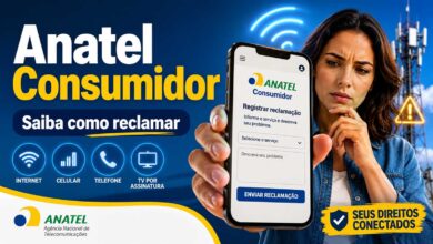 Consumidora usa celular para registrar reclamação na plataforma Anatel Consumidor sobre serviços de telecomunicações.