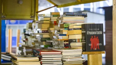 Feira do Livro transforma Centro de Porto Alegre em roteiro cultural 2 28 OUT 2026 Alex Rocha Montagem Feira Livro 2026 livros novos e usados